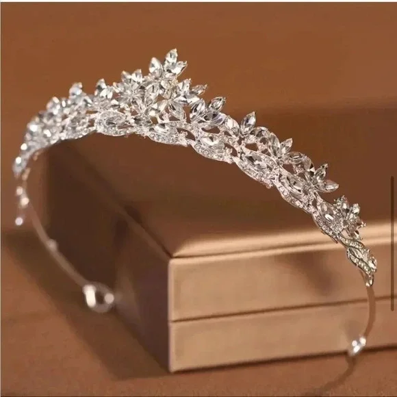 Crystal Wedding Rhinestone Tiara - Picture 6 of 9